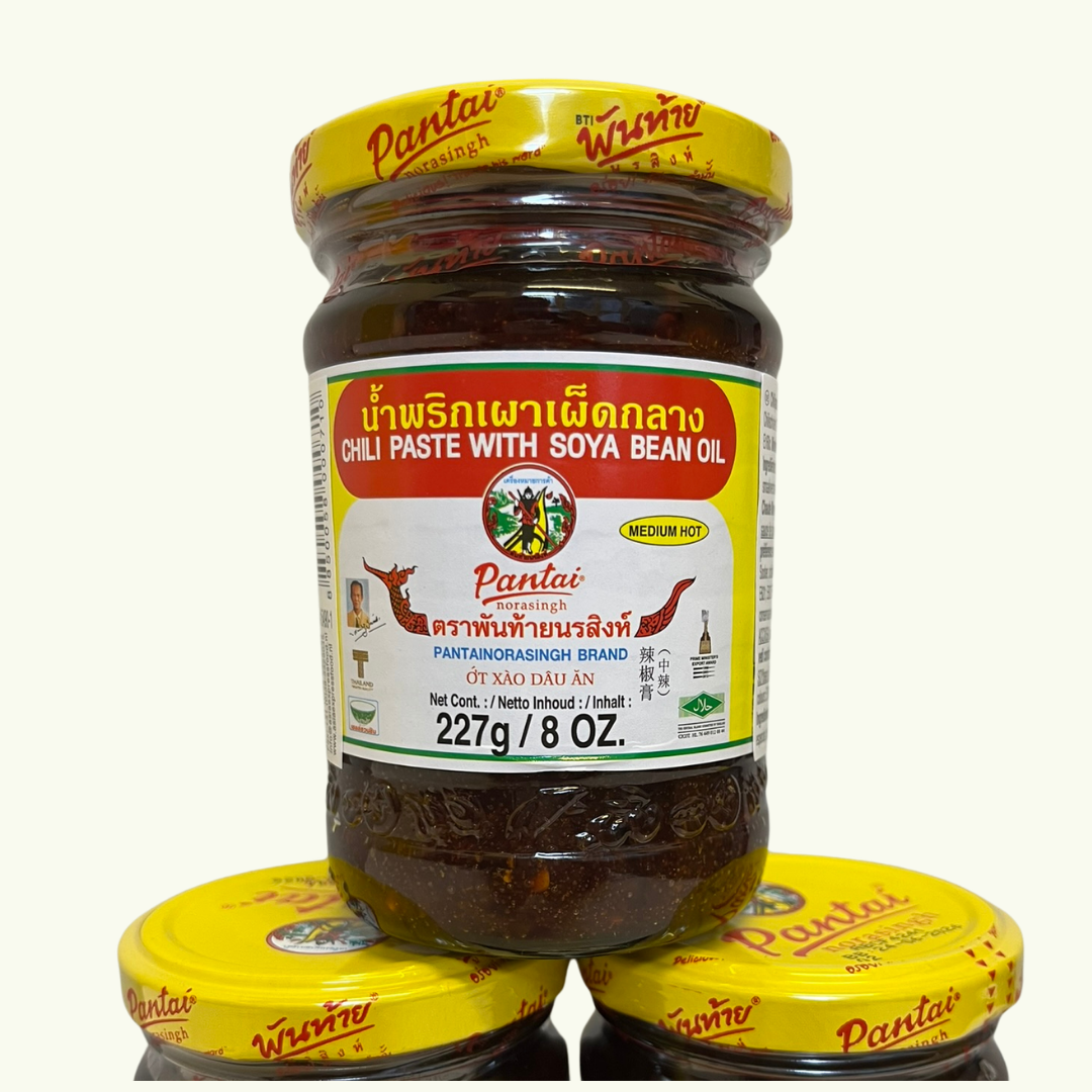Chilipaste mit Sojaöl Mittelscharf ( Pantai )/พริกเผา 227g.